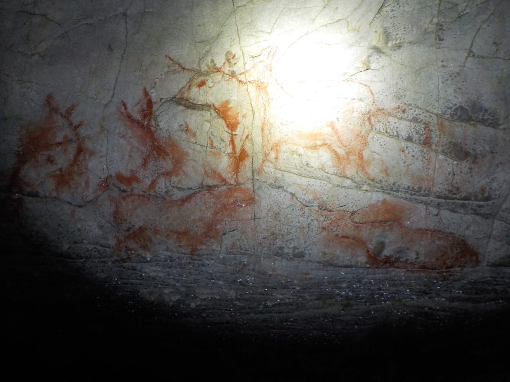 Cueva con pinturas rupestres en Picos de Europa