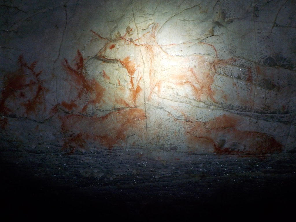 Cueva con pinturas rupestres en Picos de Europa