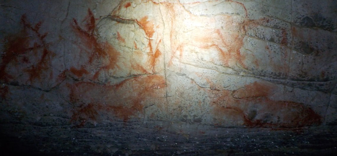 Cueva con pinturas rupestres en Picos de Europa