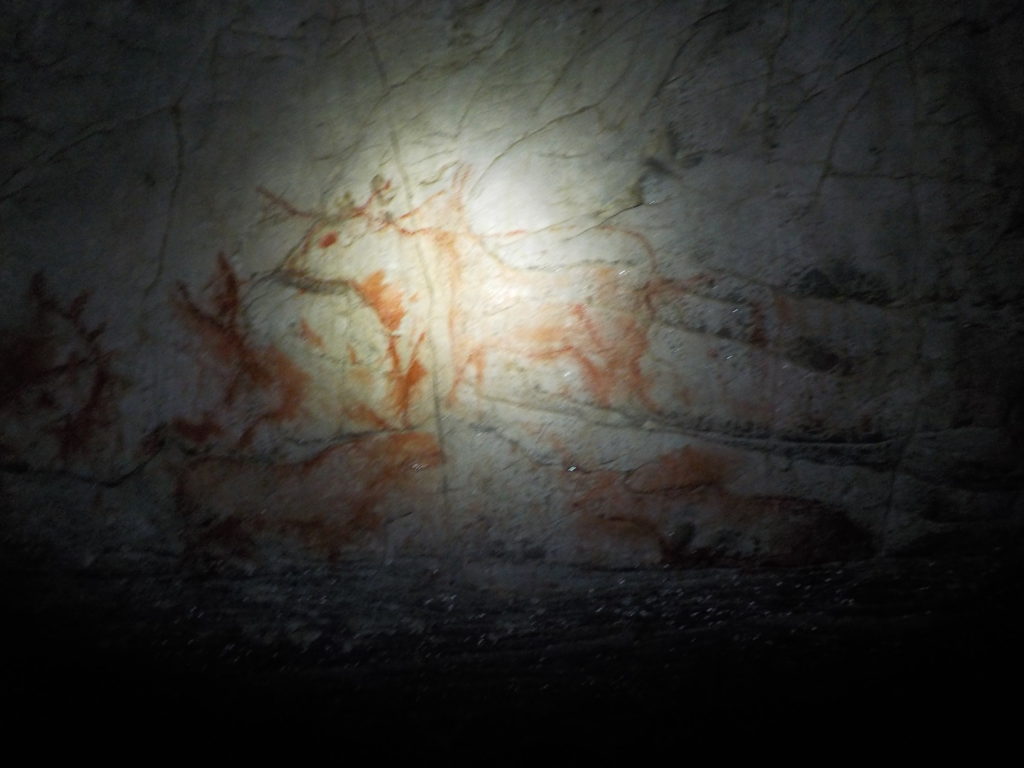 Cueva con pinturas rupestres en Picos de Europa