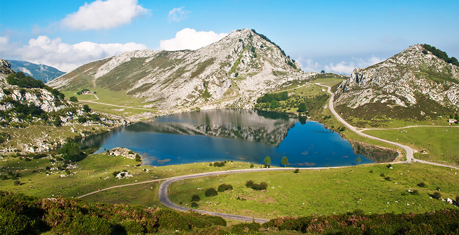 Lagos de Covadonga en el Parque Nacional Picos de Europa.