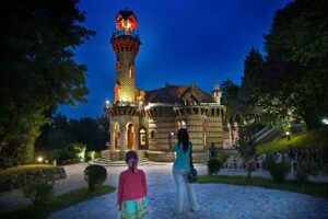 casa de gaudi de noche
